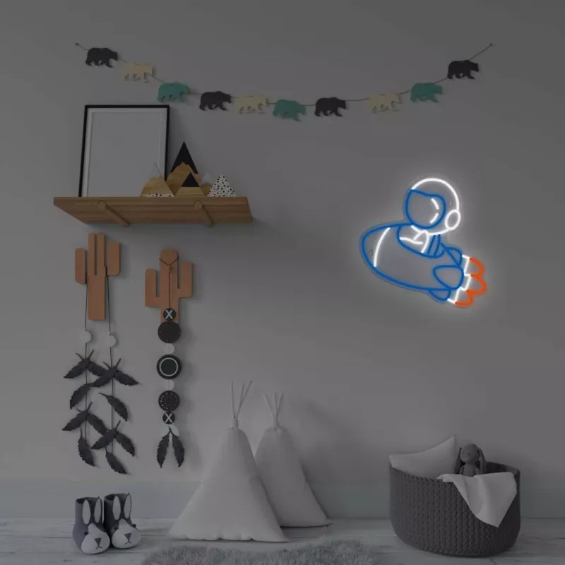 Dekoratīvā neona gaisma MANTA SNL90MT Style Neon Lights — Astronauts uz raķetes motīvs
