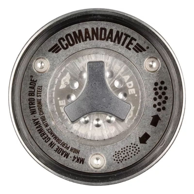 Manuālā kafijas dzirnaviņa COMANDANTE C40 MK4 Nitro-Blade Racing zaļa — regulējami iestatījumi, 160 mm, 740 g
