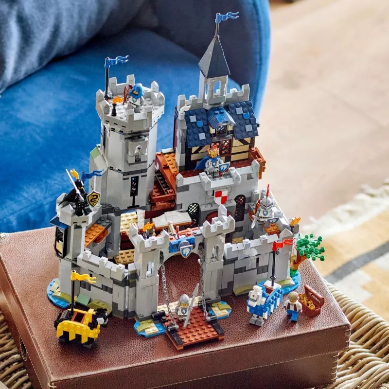 Konstruktors LEGO Creator 3-in-1 Viduslaiku bruņinieku pils komplekts 31168 — 1371 detaļas, 6 minifigūras, vecumam 9+