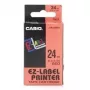 Etiķešu rullis CASIO XR-24RD1 — pašlīmējošas etiķetes melnas uz sarkana, 2.4 cm × 8 m, 1 rullis