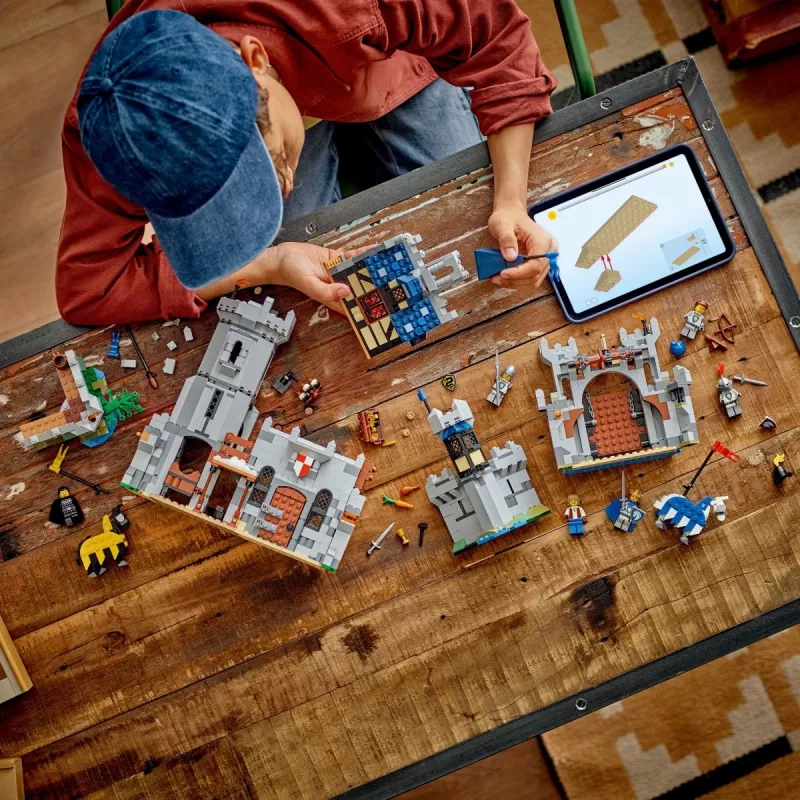 Konstruktors LEGO Creator 3-in-1 Viduslaiku bruņinieku pils komplekts 31168 — 1371 detaļas, 6 minifigūras, vecumam 9+