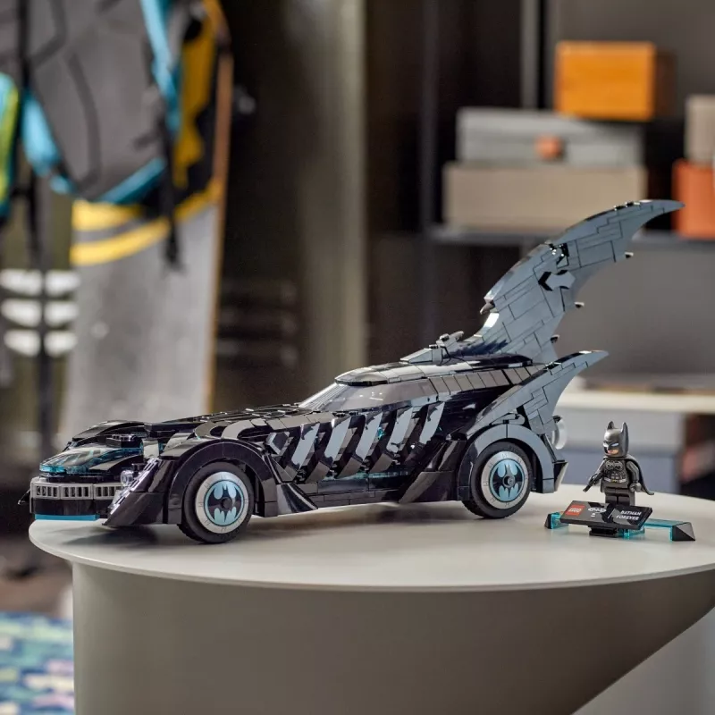 LEGO konstruktors DC Super Heroes Batman Forever Batmobile 76304 — 909 detaļas, 1 minifigūra, ieteicamais vecums 12+