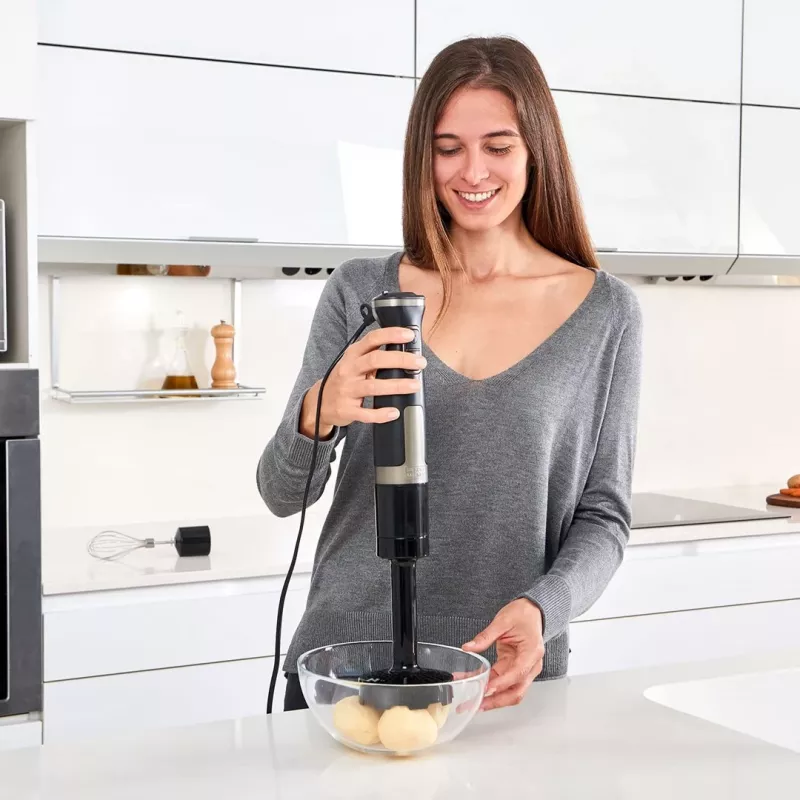 Iegremdējamais blenderis Melns & Decker BXHBA1500E — 1500 W rokas blenderis ar nerūsējošā tērauda vārpstu, 20 ātrumiem, smalcinātāju, putojamo slotiņu, impulsa režīmu