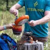 Pārnēsājama grila tipa plītiņa Jetboil MiniMo — kompakta, viegla kempinga plītiņa ar integrētu fluxring stila degli un precīzas vārīšanas regulēšanu