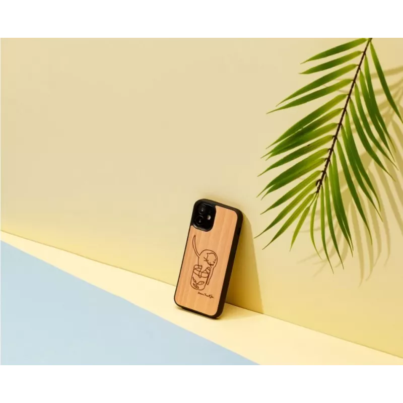 Man and wood telefona maciņš iPhone 12 mini — apdrukāts kaķis ar sarkanu zivi