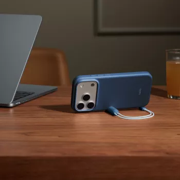 Aizsargājošs iPhone 17 Pro kickstand vāciņš no Apple Beats — MagSafe, kameras vadība, piemērots 6,3 collu ekrānam, Bedrock Blue (rozā)