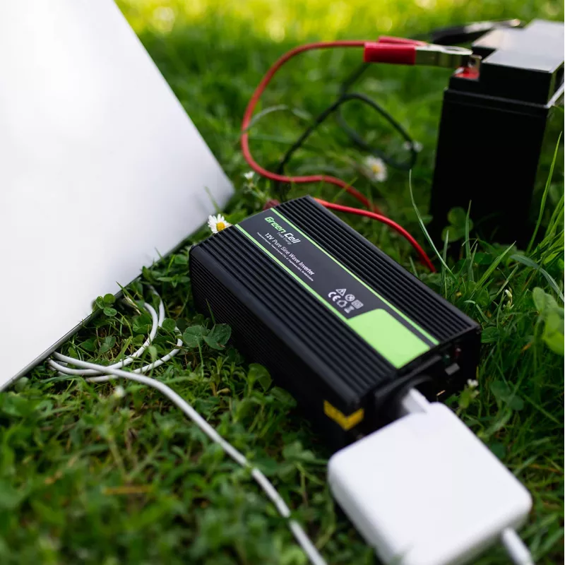 Jaudas pārveidotājs zaļa Cell INV10 2000 W, 12 V līdzstrāva uz 230 V maiņstrāvu, C tipa izeja, 50 Hz, melns