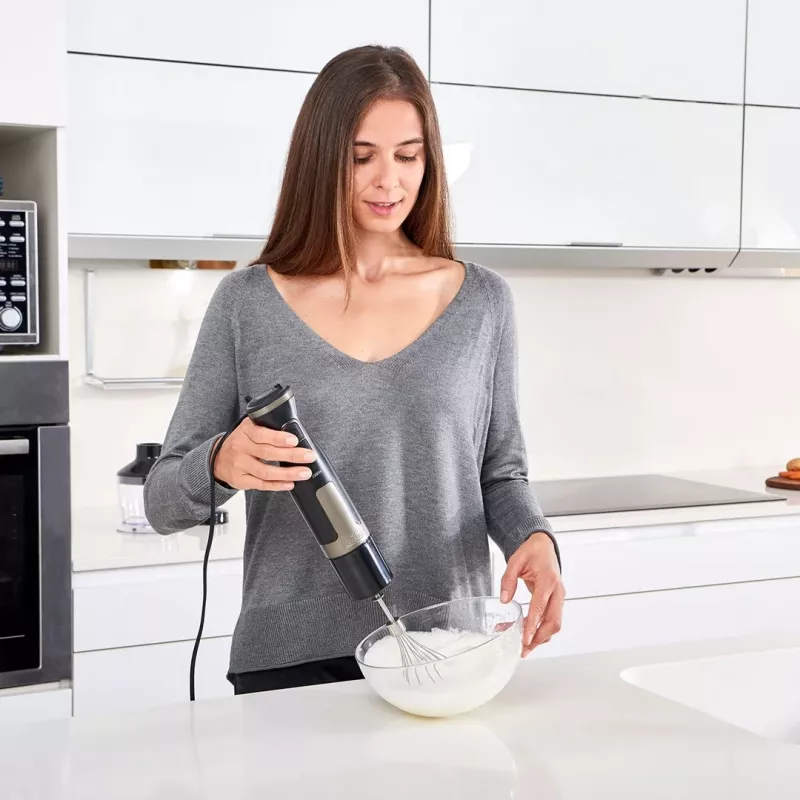 Iegremdējamais blenderis Melns & Decker BXHBA1500E — 1500 W rokas blenderis ar nerūsējošā tērauda vārpstu, 20 ātrumiem, smalcinātāju, putojamo slotiņu, impulsa režīmu