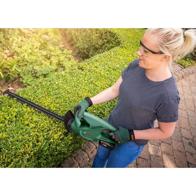 Elektriskās dzīvžoga šķēres Bosch EasyHedgeCut 18-45 — 45 cm dubultais asmens, 18 V akumulators, 2.3 kg