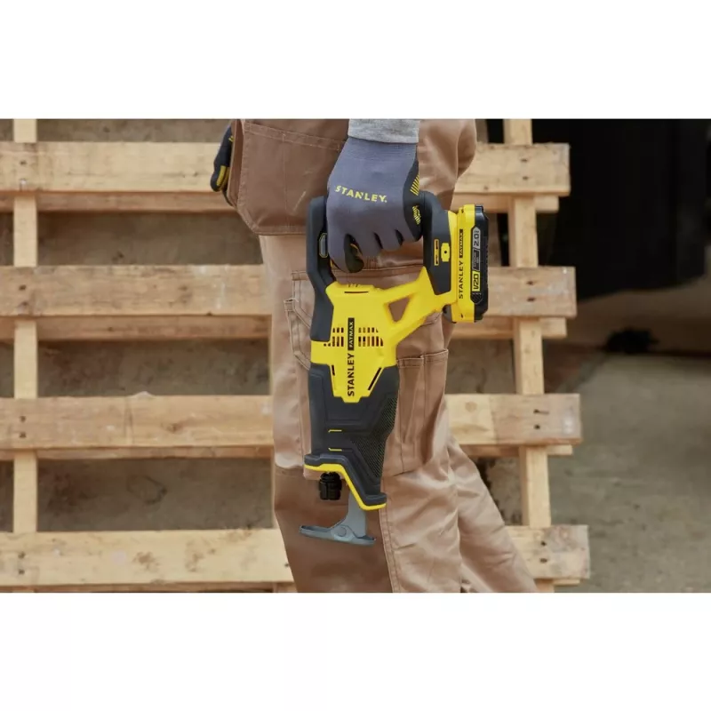 Stanley SFMCS300B-XJ virzuļzāģis