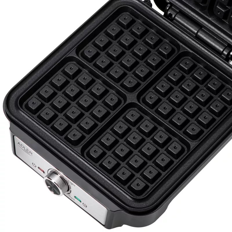 Vafeļu panna Adler AD 3083 — 4 kvadrātveida vafeles 10×10 cm, 1200 W, regulējama temperatūra, nepiedegoša, vēsi rokturi