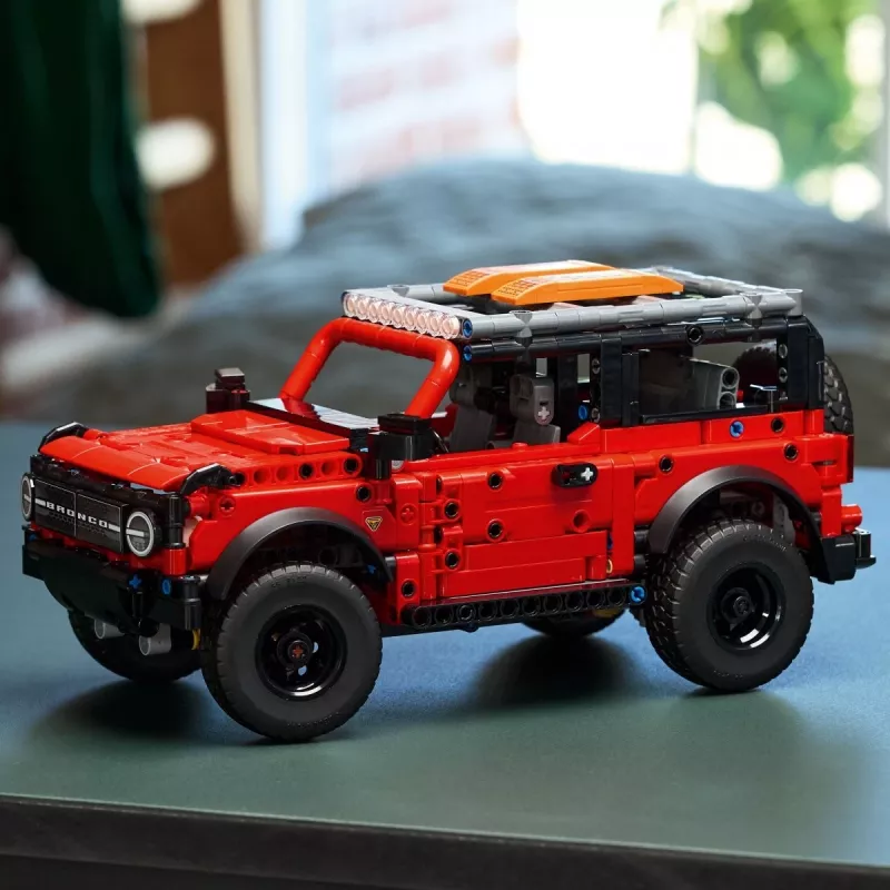 LEGO Technic konstrukciju komplekts Ford Bronco Off-Roader 4x4 modelis 42213 — 943 detaļas, vecums 9+