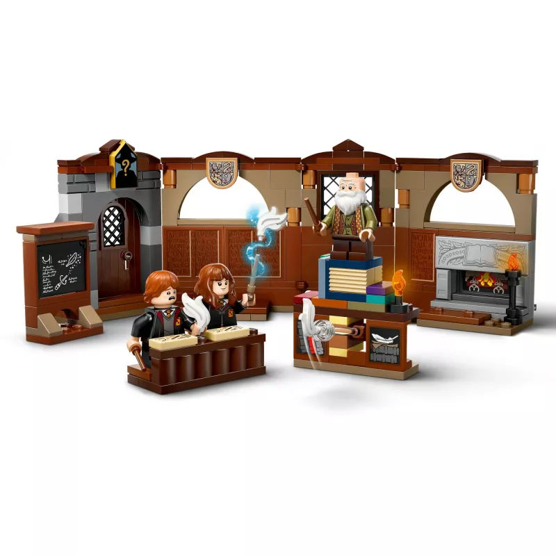 Būvēšanas komplekts LEGO Harry Potter Cūkkārpas pils Burvestību nodarbība 76442 — 204 detaļas, 3 minifigūras, vecumam 8+
