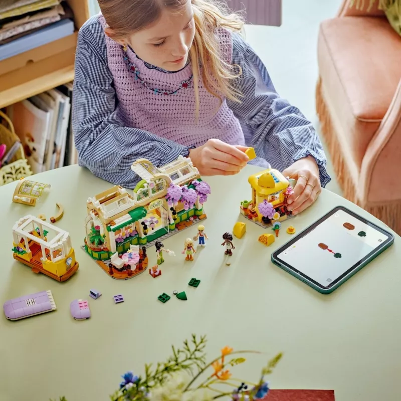 LEGO komplekts LEGO FRIENDS 42671 Augu kafejnīcas un ziedu veikala rotaļu komplekts ar kafejnīcas un ziedu veikala funkcijām