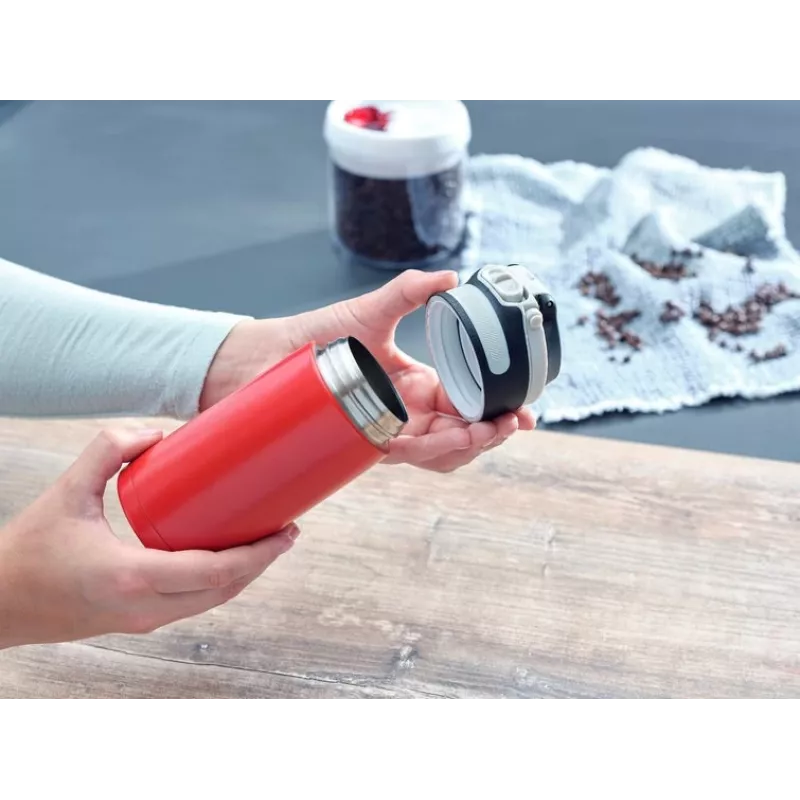 Travel mug Leifheit 03245 nerūsējošais tērauds 350 ml, dubultsienu, hermētisks, paceļams vāks, melns/sarkans