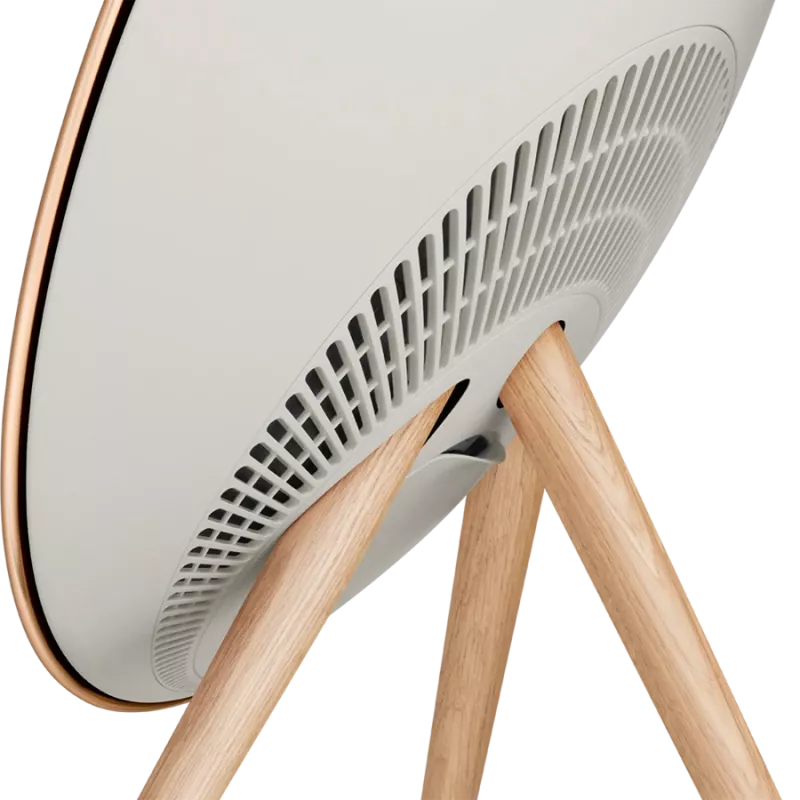 Beosound A9 5. paaudzes skaļrunis Gold Tone (aizmugure smilšu krāsā/pārsegs zelts/kājas baltais ozols)