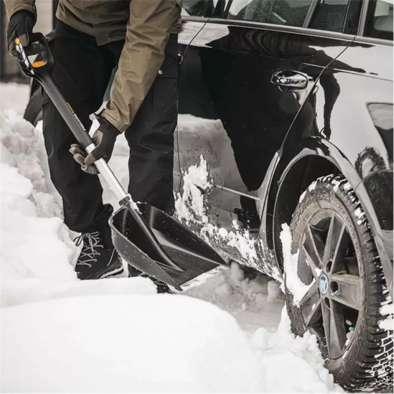 Fiskars Car Snow Shovel Telescopic Handle X-SERIES