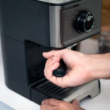 Espresso kafijas automāts Melns & Decker BXCO1200E — 1200 W, 15 bāri, 1,2 L ūdens tvertne, 2 tasītēm, iebūvēts piena putotājs, galda virsmai, sudraba krāsā