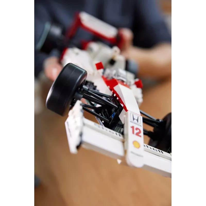 LEGO komplekts McLaren MP4/4 Ayrton Senna 10330 — LEGO ICONS mēroga modeļa eksponāts
