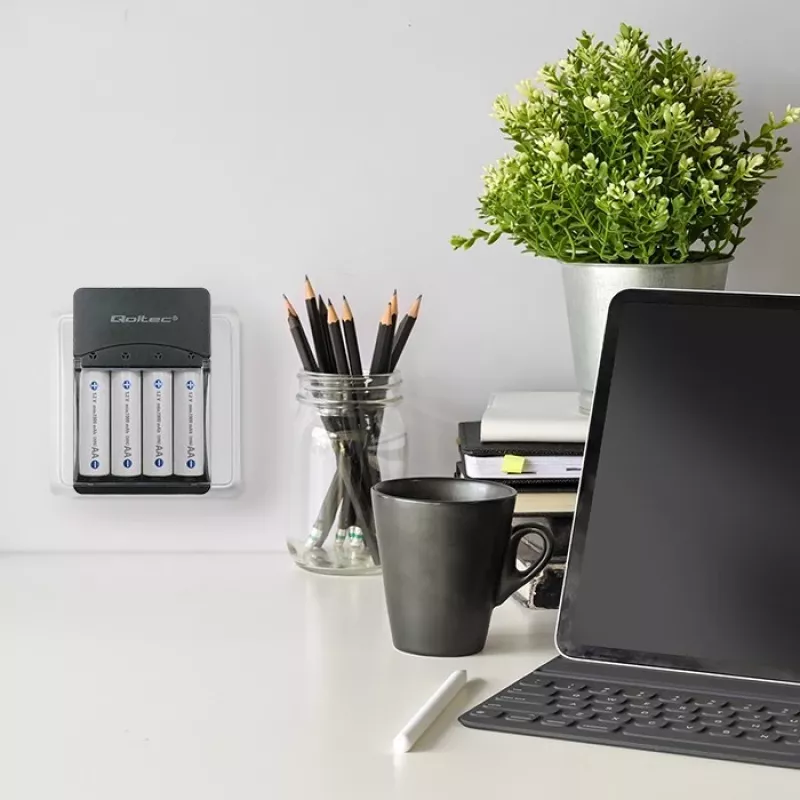 Akumulatoru lādētājs QOLTEC 50653 Ni‑MH AAA (R03) un AA (R6) uzlādējamām baterijām, ieeja 220–240 V, izeja 1,2 V