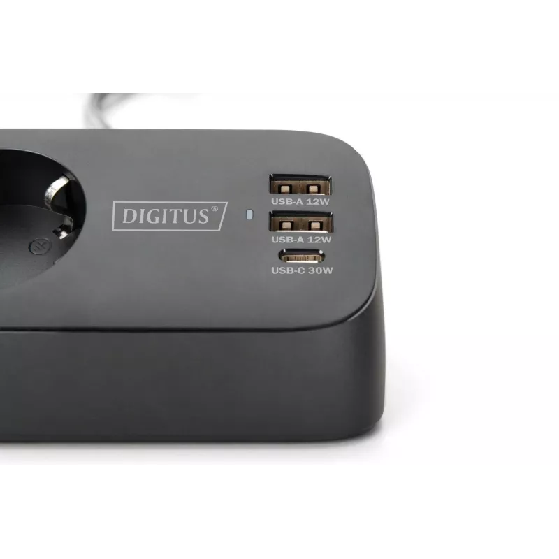 Strāvas sadalītājs DIGITUS 3-vietīgs ar 2×USB-A & 1×USB-C, 3 maiņstrāvas kontaktligzdām Tips E/F, 1,5 m kabelis, melns