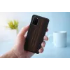 Aizsargapvalks Samsung Galaxy S20+ — vīrs un koks — melnkoka melns