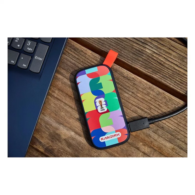 SanDisk - FIFA World Cup 2026 Edition - SSD - 1 TB - ārējais (pārnēsājams) - USB 3.2 Gen 2 (USB-C savienotājs) (SDSSDE30F-1T00-G25)