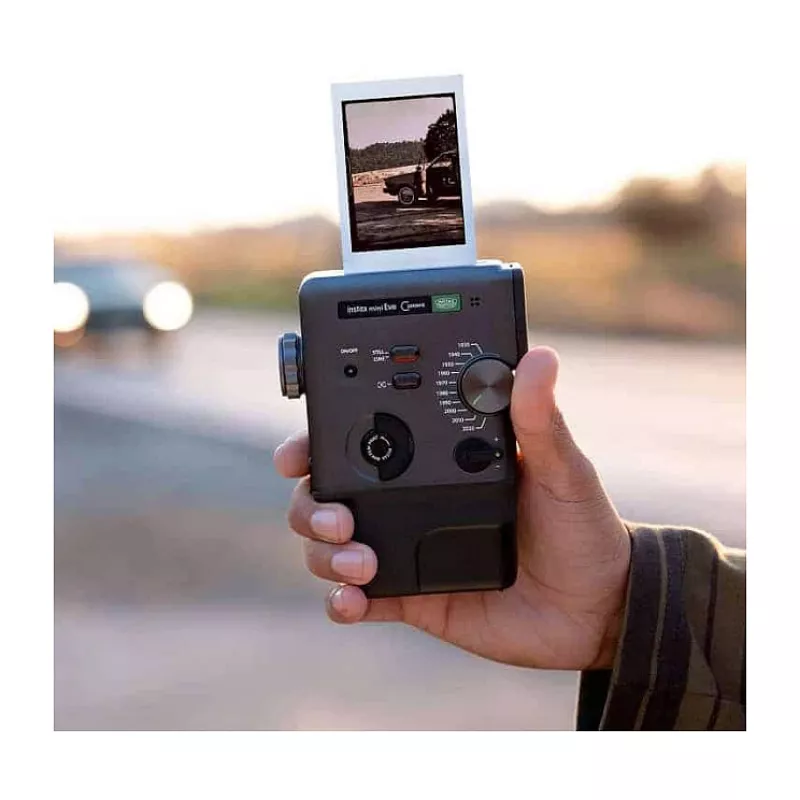 Momentfoto kamera Fujifilm Instax mini evo Cinema — 1/5 collu CMOS 2560×1920, attēls 62×46 mm, iebūvēta zibspuldze, melna