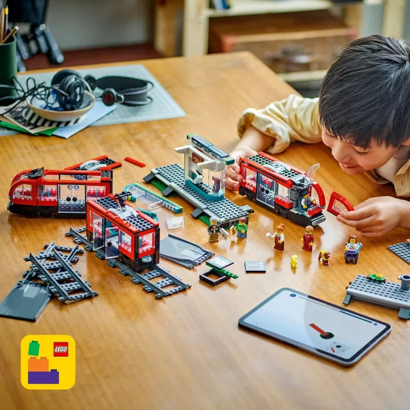 LEGO City pilsētas tramvaja un stacijas lomu spēles būvēšanas komplekts bērniem ar rotaļu tramvaju, dāvana zēniem un meitenēm no 7 gadu vecuma, kuriem patīk transportlīdzekļi