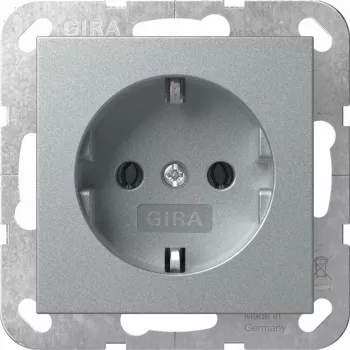 Gira SCHUKO kontaktligzda System 55 F Alu modelis 418826 — padziļināta aizsargzemējuma kontaktligzda, saderīga ar System 55 rāmjiem