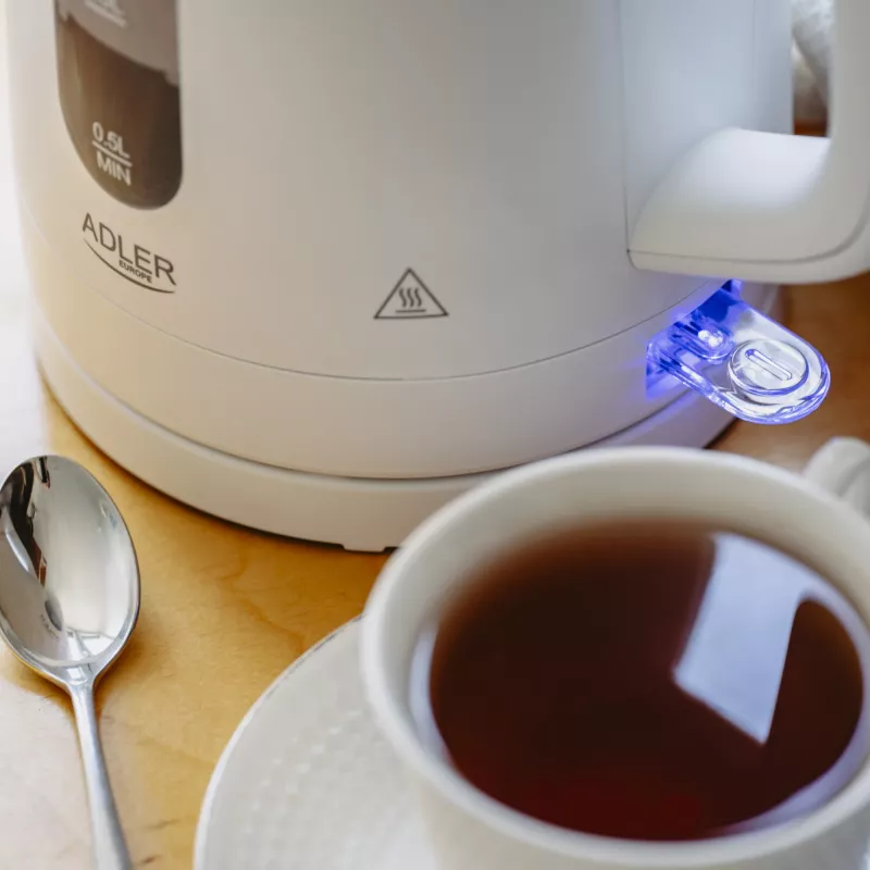 Elektriskā tējkanna Adler AD 1379w — 1,7 L, līdz 2200 W, balta, 360° grozāma pamatne, polipropilēns