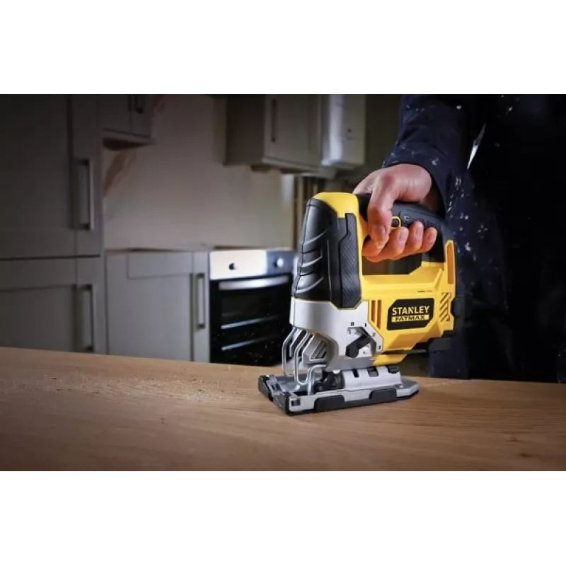 Finierzāģis STANLEY FME340K — 710 W, 3000 gāj./min, griešanas dziļums kokā 85 mm, tēraudā 10 mm, augšējais rokturis, slīpuma regulēšana