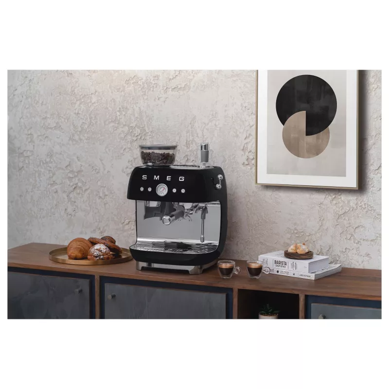 SMEG EGF03BLEU Espresso automāts. Kafijas automāts 50. gadu stilā. melns