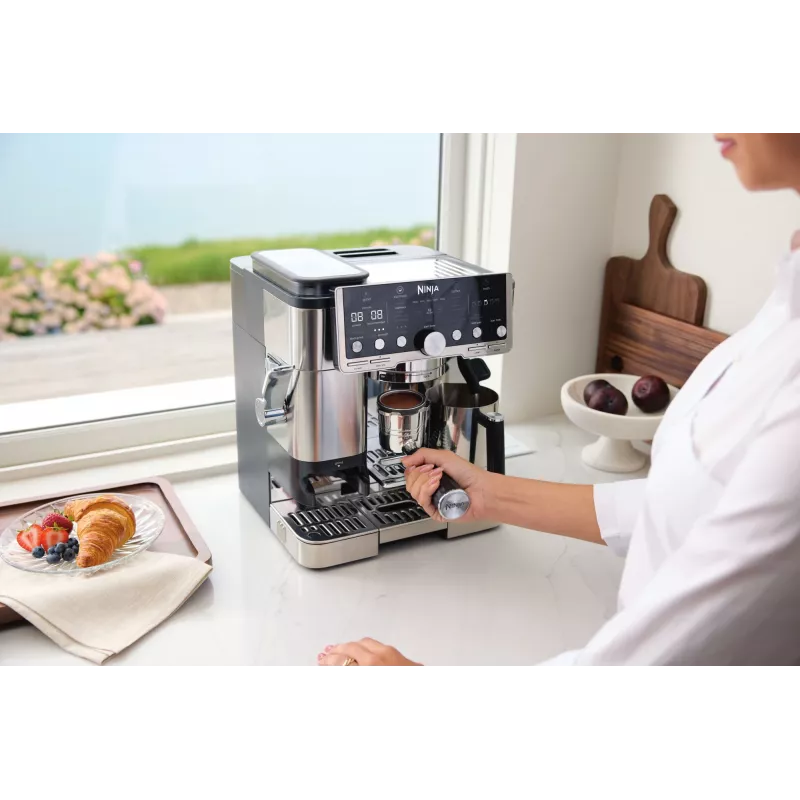 Espresso automāts Ninja ES701EU — pusautomātiskā kafija/espresso, iebūvēta dzirnaviņa, 2 L ūdens tvertne, 1650 W, 25 dzirnaviņu iestatījumi, piena tvertne, 14 bāru sūknis