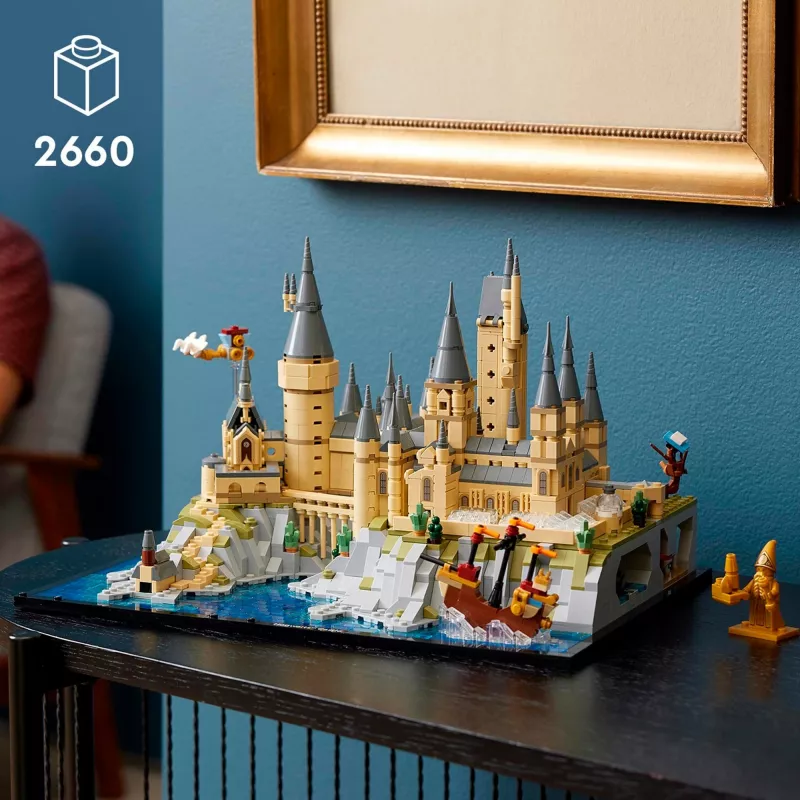 LEGO 76419 Harry Potter Cūkkārpas pils un teritorijas liels komplekts pieaugušajiem, iekļaujot ikoniskas vietas: Lielā zāle, Noslēpumu kambaris un vēl citas