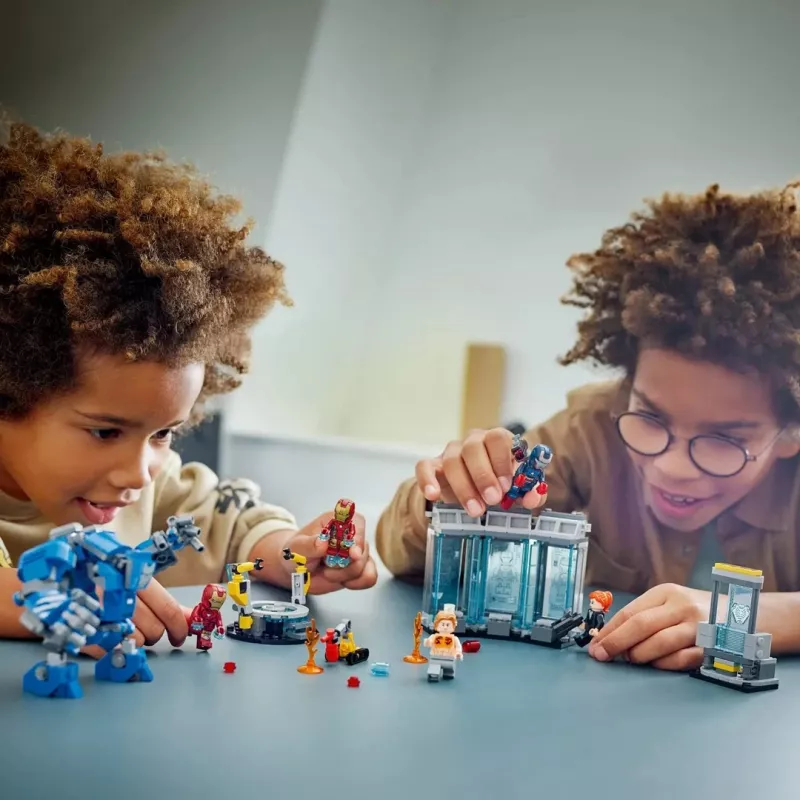 LEGO rotaļu komplekts Marvel Iron Man's Laboratory Hall of Armor 76315 — 384 detaļas, 5 minifigūriņas, izstādīšanas zona