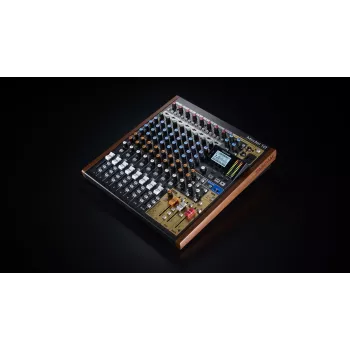 Mikseris Tascam Model 12 — 12 kanālu analogais/ciparu mikseris, 24 bitu, 48 kHz, USB‑C, SD karte, Bluetooth 5.0