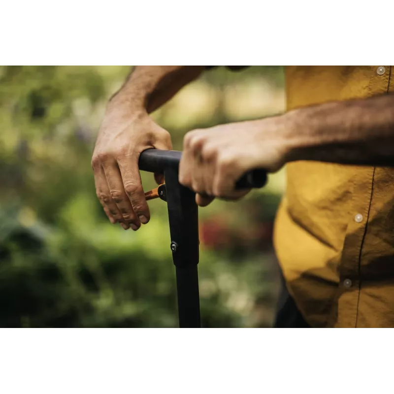Planter Fiskars ERGO long-handle planter – ergonomic long handle, model 1057078