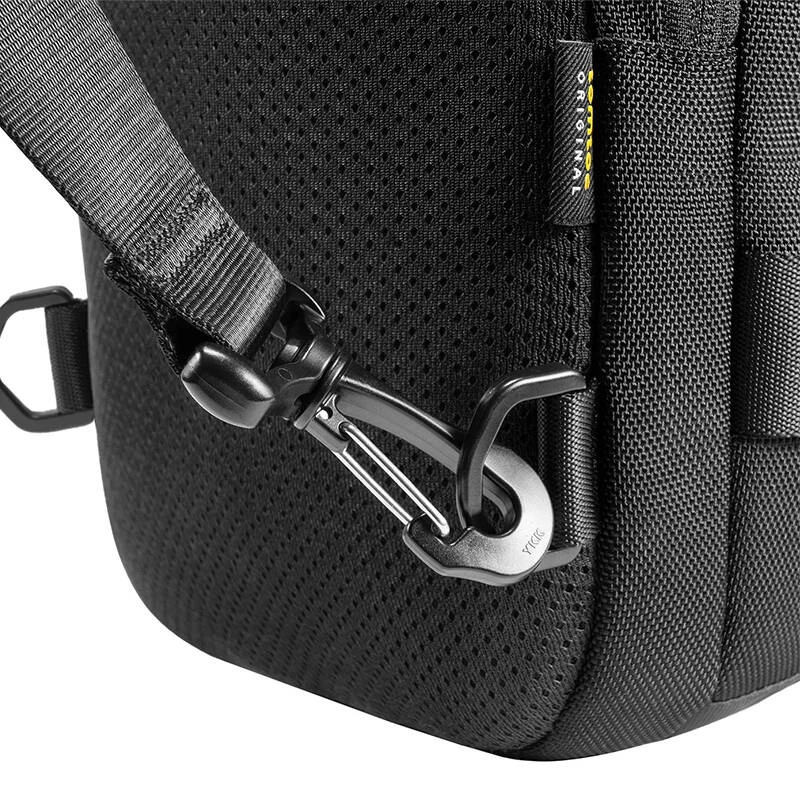 Crossbody soma Tomtoc Navigator-T24 S — melna, kompakta ikdienas nēsāšanai