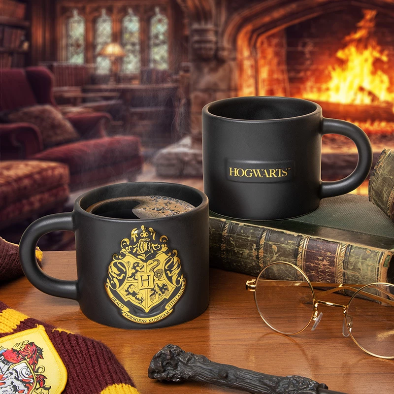 Keramikas krūze Paladone Hogwarts Crest reljefa krūze – reljefs Cūkkārpas ģerboņa dizains, standarta 330–400 ml tilpums