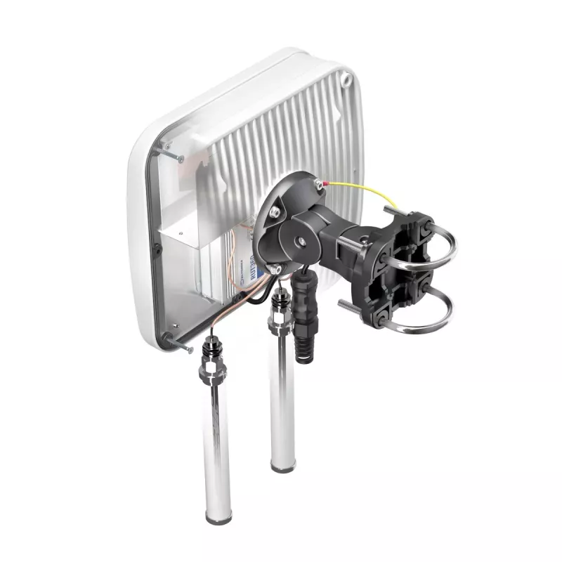 Virziena tīkla antena QuWireless QuMax A360M — virziena PoE/LAN antena, 0.694–2.7 GHz joslas, 4–6 dBi pastiprinājums, vertikālā polarizācija