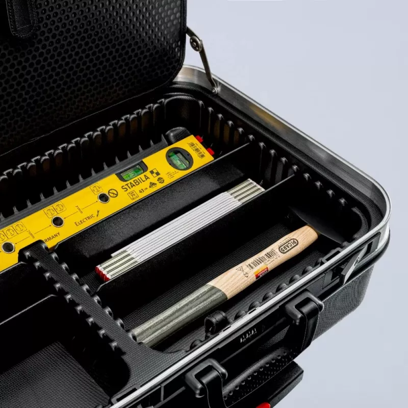 Mehānikas instrumentu komplekts Knipex 00 21 06 — 68 instrumenti, ietver adatdeguna un ūdenssūkņa knaibles, sarkani/dzelteni instrumenti, melns futrālis (515×438×265 mm)
