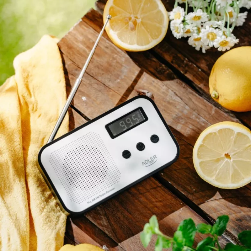 Pārnēsājamais ciparu radio Adler AD 1907 — AM/FM, ciparu uztvērējs, modinātājs, USB-C, 600 mAh baterija, LCD, 20 atmiņas vietas, teleskopiskā antena