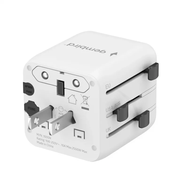 Universāls ceļojumu strāvas adapteris GEMBIRD TPA-INT-01-W — ieeja 100–250 V, G tipa kontaktdakša, kompakti izmēri 84×56×85 mm