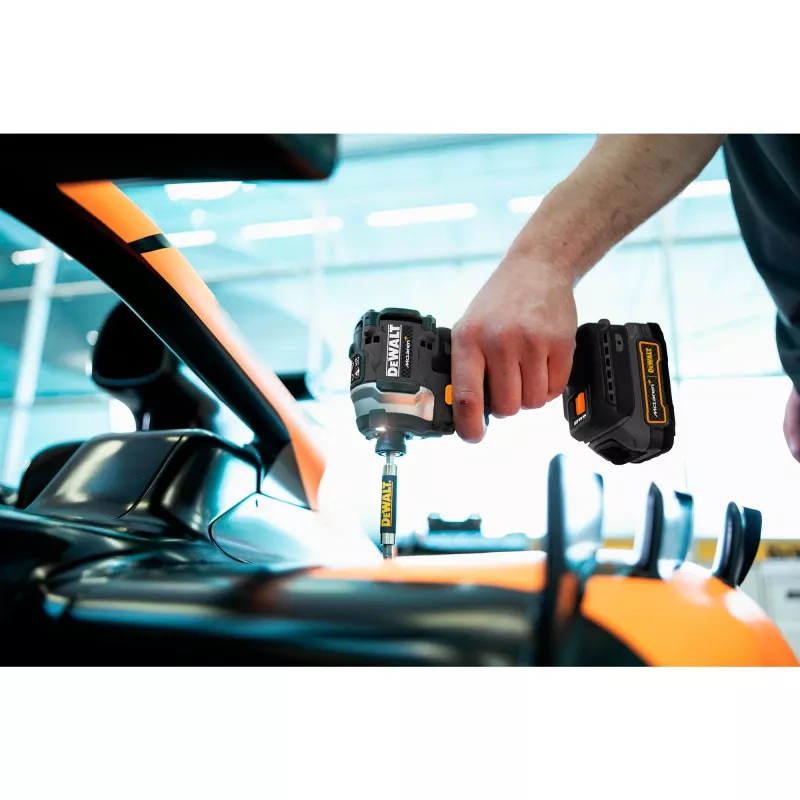 Bezvadu triecienatslēga DCF85ME2GT, 18 V, 1/4 inch, McLaren dizainā pelēka/melna, 2× POWERSTACK Li-Ion akumulatori 1,7 Ah, T STAK kastē