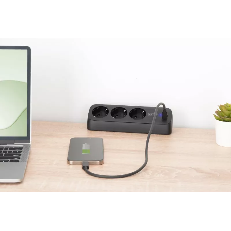 Strāvas sadalītājs DIGITUS 3-vietīgs ar 2×USB-A & 1×USB-C, 3 maiņstrāvas kontaktligzdām Tips E/F, 1,5 m kabelis, melns