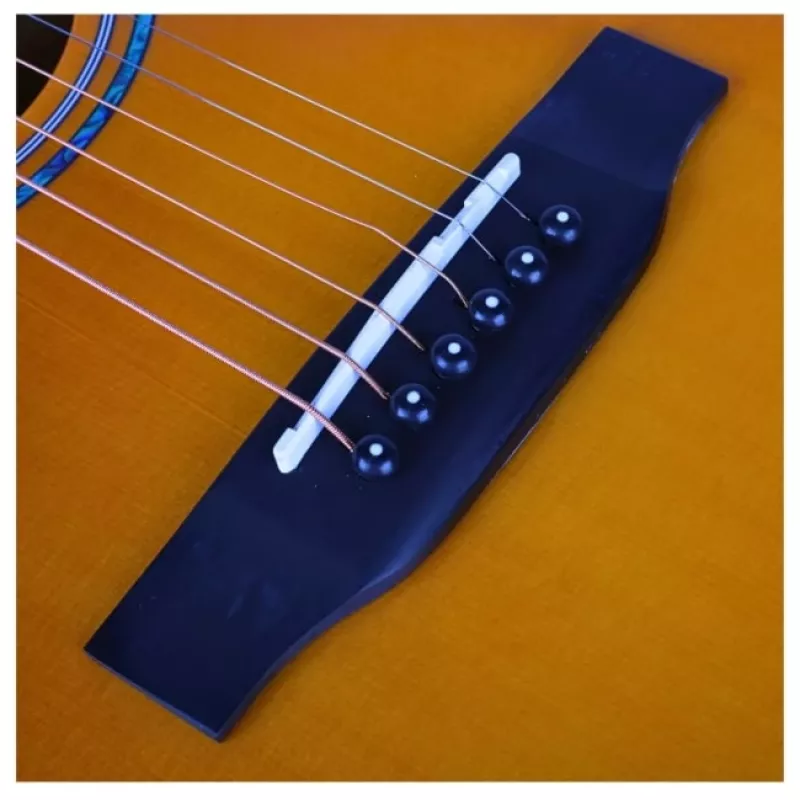 Elektroakustiskā ģitāra V-tone VEAG1 CE 4/4 Wood — pilna izmēra dreadnought, izgriezums, egles koka virsma, sarkankoka aizmugure un sāni, iebūvēts priekšpastiprinātājs