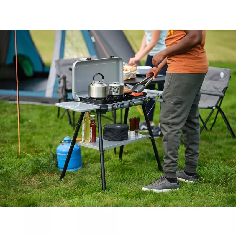 Camping Kitchen 2 Multi Cook Plus, gāzes plīts, pelēka, 2 gatavošanas zonas 2x 1,8 kW + grila plāksne 0,9 kW, modelis 2025