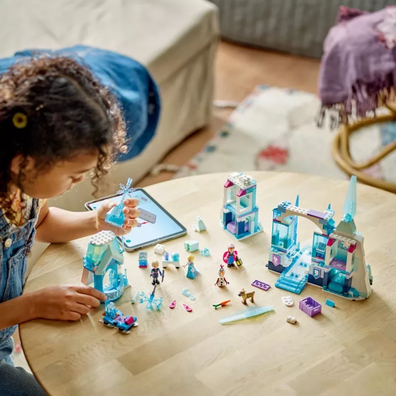 Konstrukcijas rotaļlieta LEGO Disney Princess Elsas Ziemas pils 43244 — būvējams komplekts radošai rotaļai