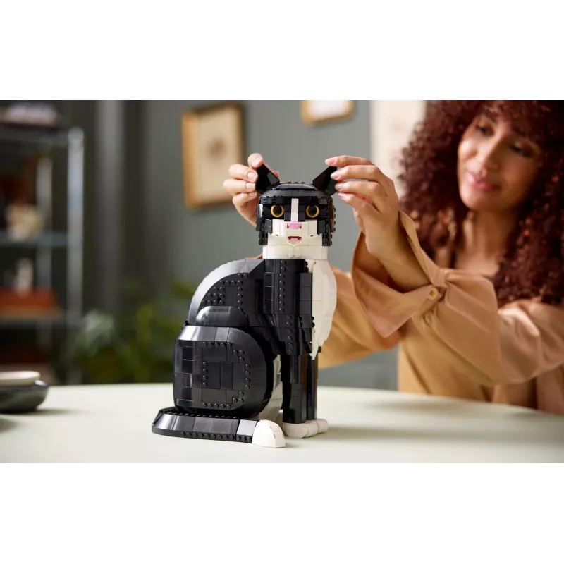 LEGO komplekts Ideas 21349 Tuxedo Cat celtniecības komplekts — kolekcionējams ķieģeļu modelis, vitrīnas priekšmets